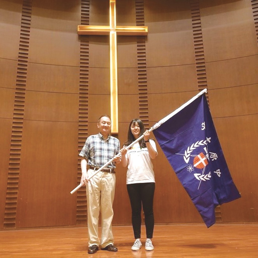 中原大學校長張光正親自將象徵責任與傳承的旗幟傳授給國際志工期許大家用專業在異地打造幸福
