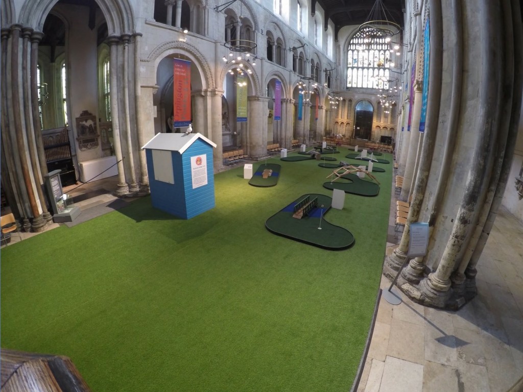 今年夏天，羅徹斯特大教堂的中殿舖起了迷你高爾夫球場。（圖片來源：影片截圖）