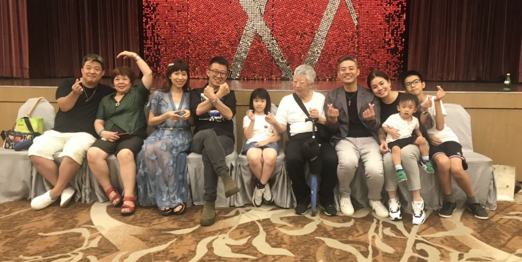 趙宏澤和妻子王詠詩一家五口，與父母和哥哥嫂嫂、弟弟等合照。