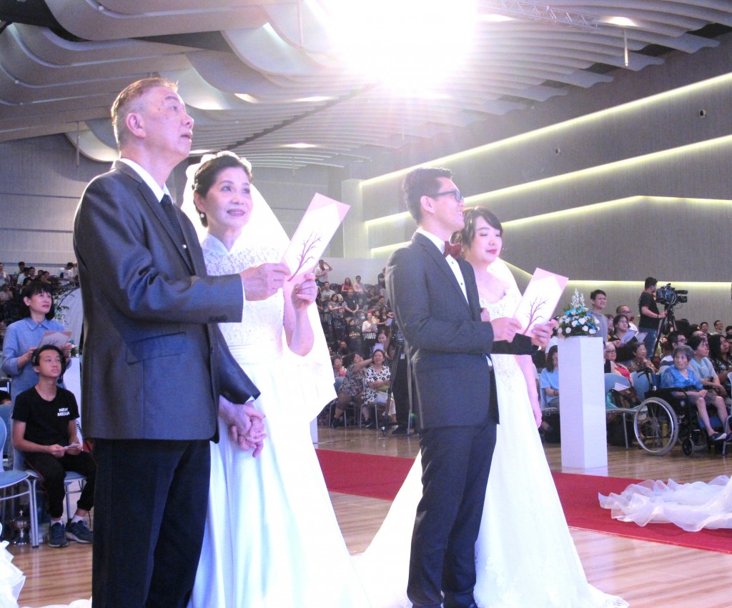 婚齡最久39年的宋濤與溫淑珍夫妻宣讀誓詞（左）