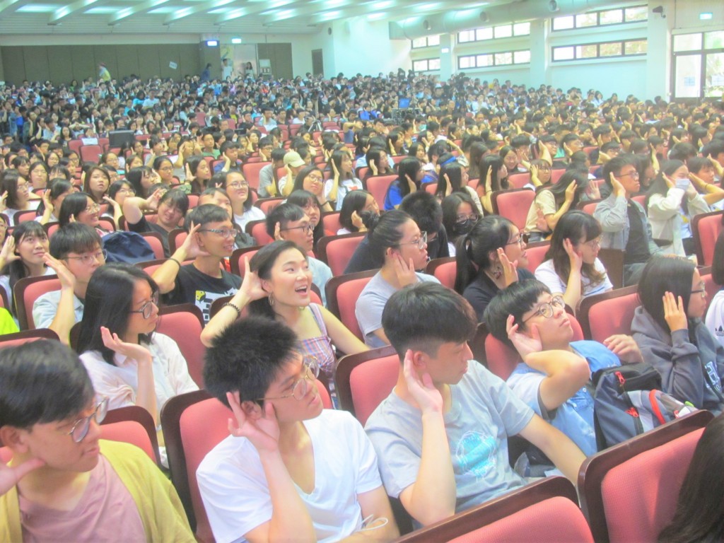 年輕人以手勢代表要「聆聽上帝的話」