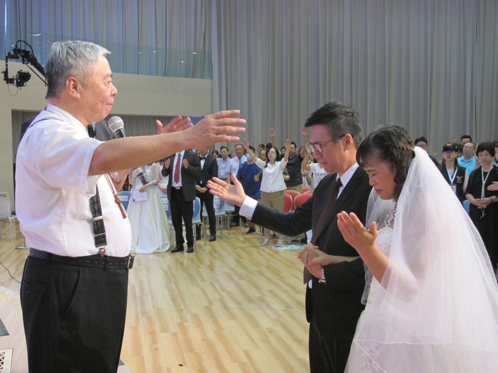張茂松牧師祝福差派婚齡31年的鄧大為傳道及袁靜師母前往紐西蘭牧會