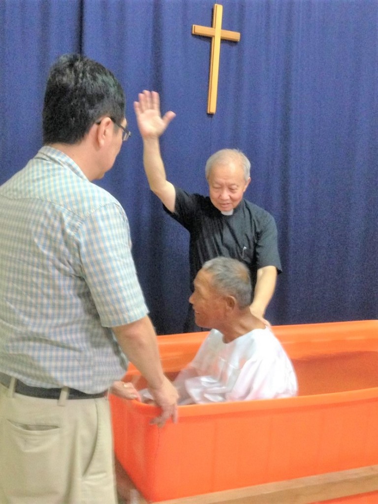 梁啟文傳道關心的秋南兄於2018年受洗，由吳燕輝牧師施洗