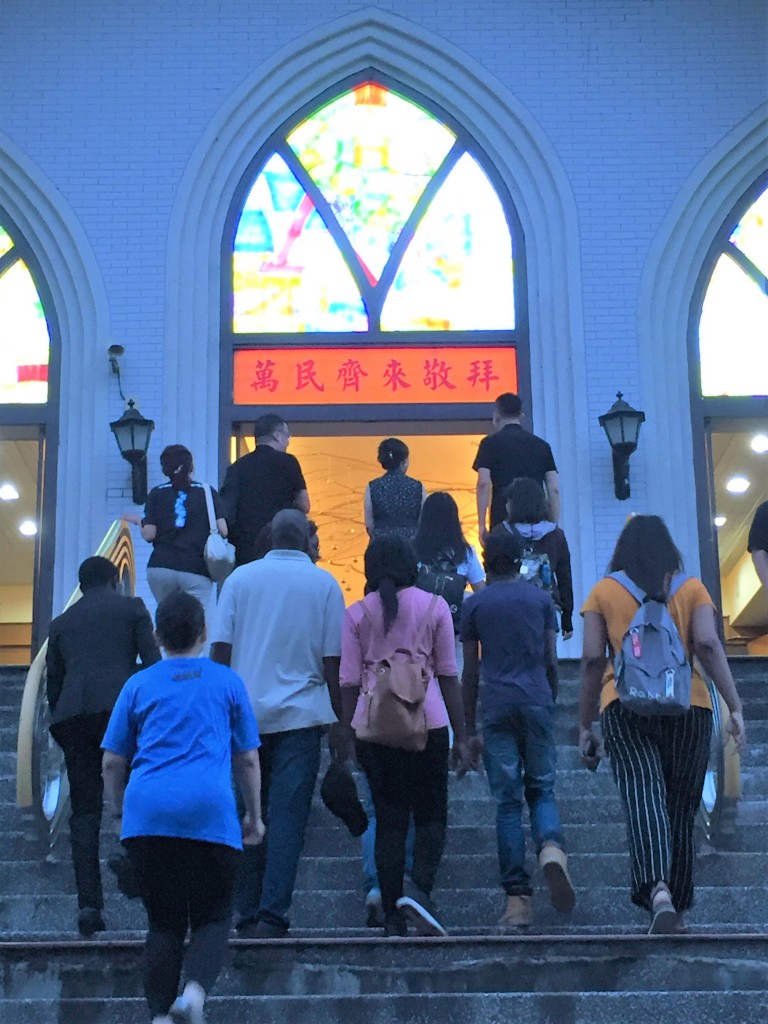 蔡志堅牧師伉儷與鄭忠信執行長和國際學生一起走進教堂，萬民齊來敬拜