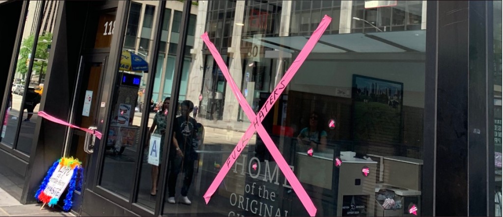 紐約一家福樂雞餐廳遭惡意對待（照片來源：Chris_@twitter）