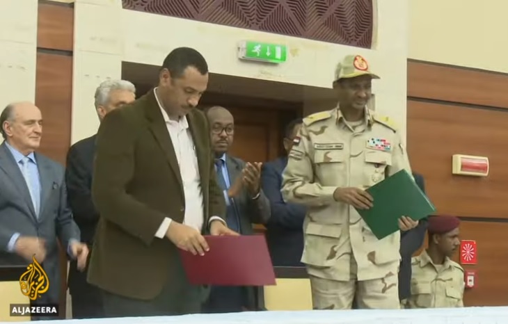 蘇丹反對派代表和軍政府將領簽署權力共享協議。（圖片來源:翻攝Youtube）