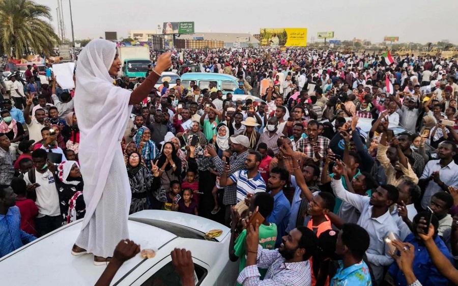 蘇丹女性此次參與示威者眾多。（圖片來源:翻攝自Twitter@Alaa-Salah）
