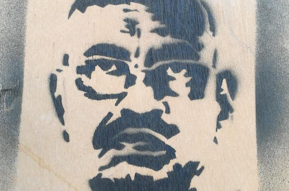 被罷免的巴希爾總統的絹印在喀土穆的一堵牆上。（圖片來源:　Wikimedia Commns CC）