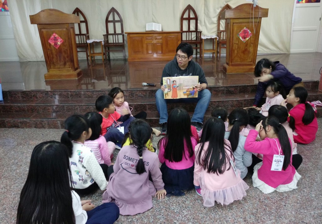 許欽雄傳道與小朋友說聖經故事