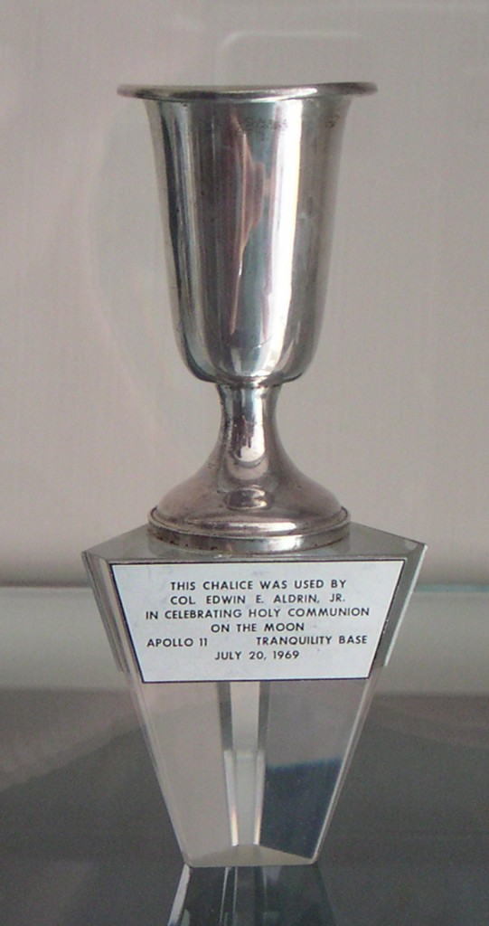 艾爾德林帶上月球的聖杯複製品，在韋伯斯特教會展示。（圖片來源:翻攝自梵蒂岡天文台官網）