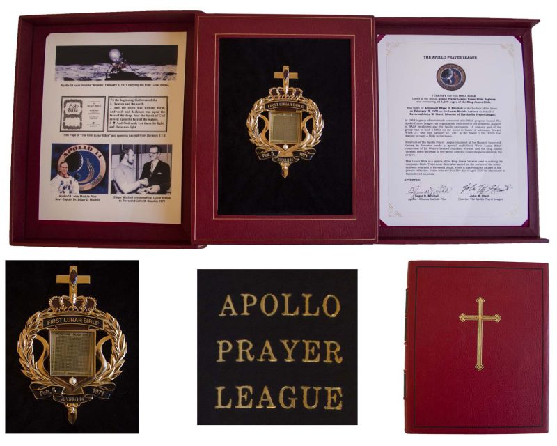 阿波羅14號登月欽定版聖經和其他相關物品的縮微副本。（圖片來源:Nate D. Sanders Auctions）