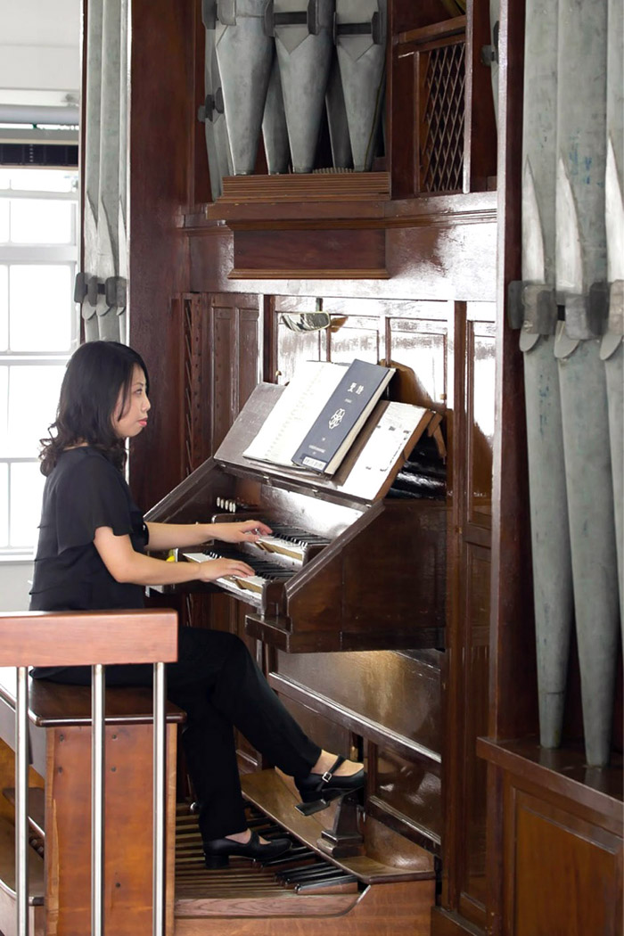 陳毓襄在台南太平境教會開始接觸管風琴。