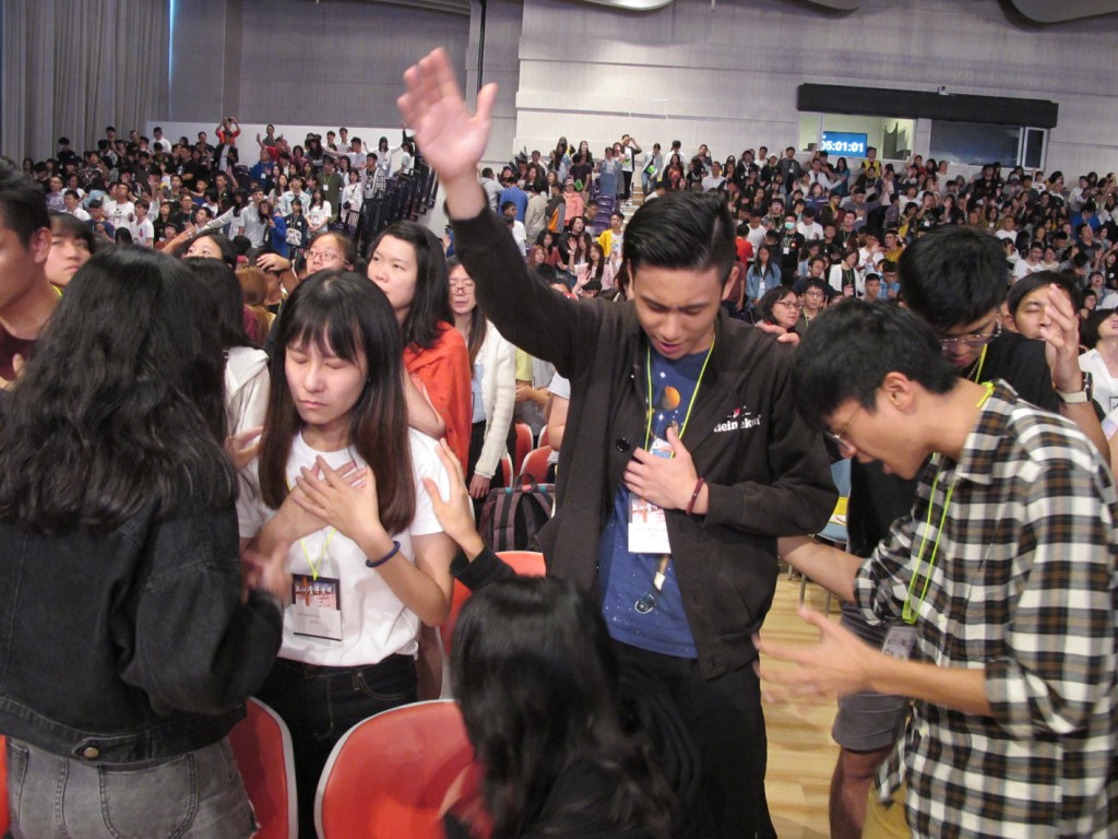 年輕人為彼此祝福禱告