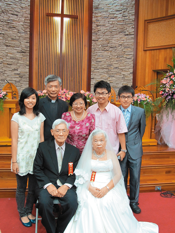 王永恩牧師（左上一）見證祖父母婚姻堅貞日。（受訪者提供）