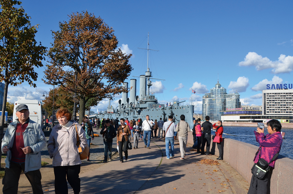 聖彼得堡遊客參觀曙光號巡洋艦。