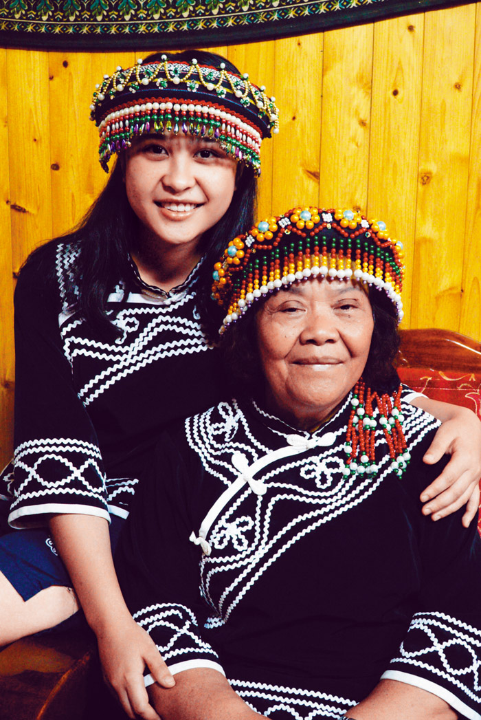 布農族女孩林巧蝶和外婆在東埔部落自家合影（圖／黃多加攝影）