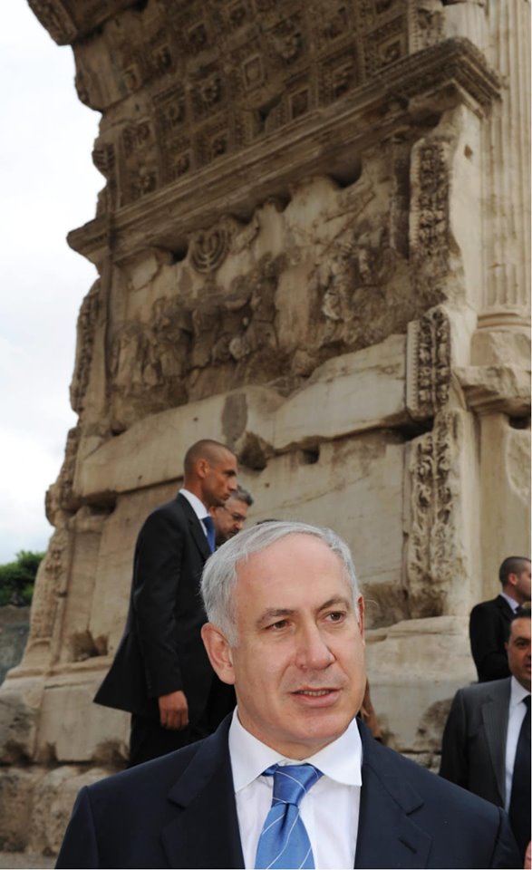 納坦雅胡在周日於臉書分享在提多凱旋門的照片。（圖／Benjamin Netanyahu FB）