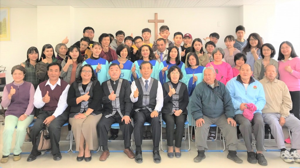 三灣教會會友與客家福音協會總幹事白美月牧師夫妻合影