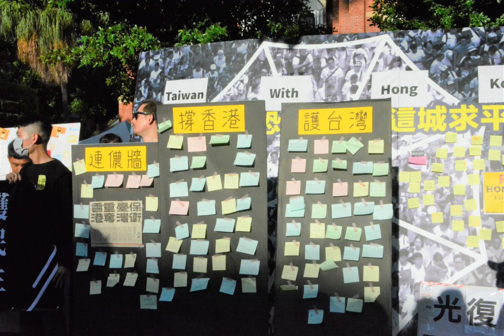 各校及濟南教會發起連儂牆，用字條為香港打氣