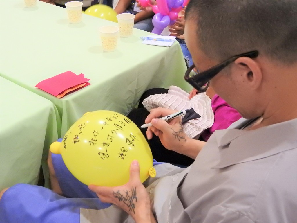 受刑人在氣球上寫下對母親及孩子的祝福
