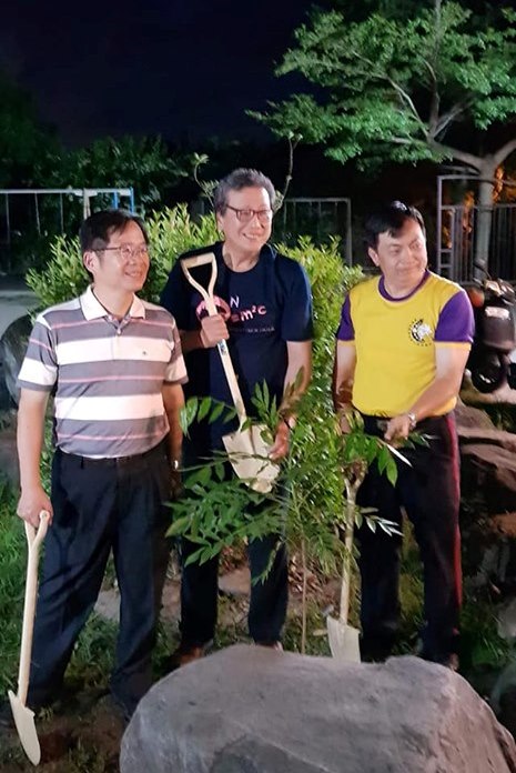 張南驥老師（中）、李居仁校長（左）和尤宗賢牧師（右）一起種下紀念十週年的橄欖樹