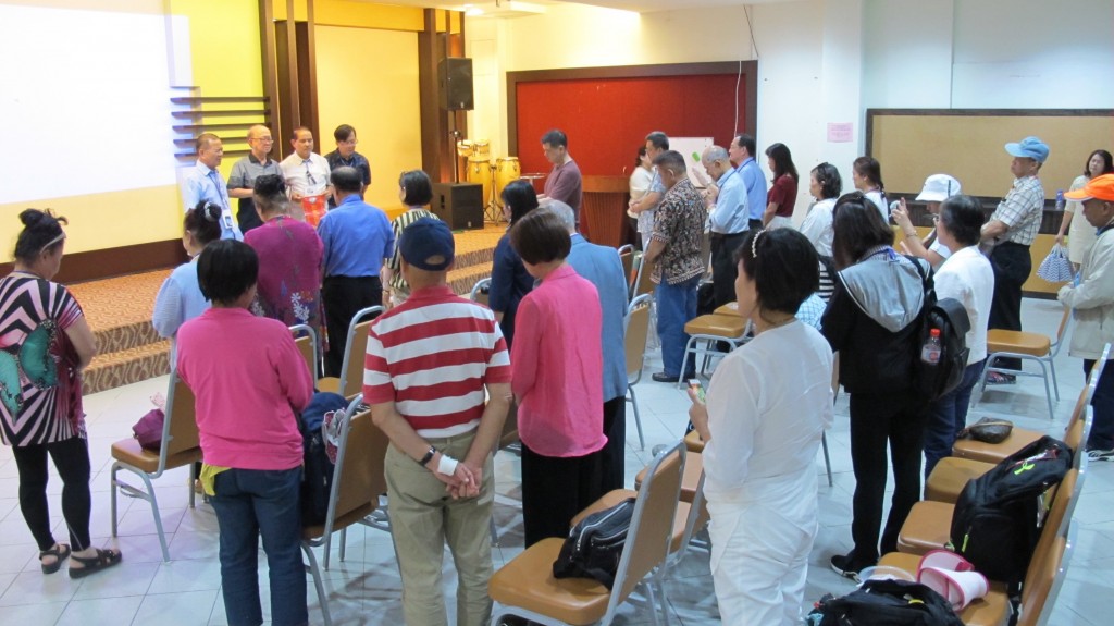 交流團為新山全備福音教會及馬來西亞禱告