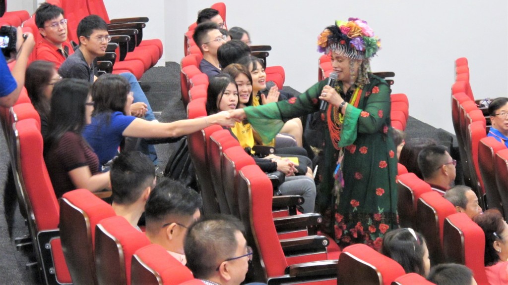 溫梅桂牧師與UCSI大學會眾及年輕人一一握手