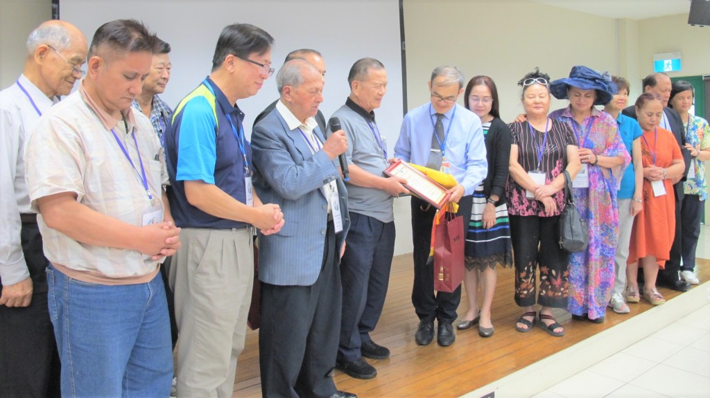 訪問團10多位傳道人一起為新加坡神學院禱告