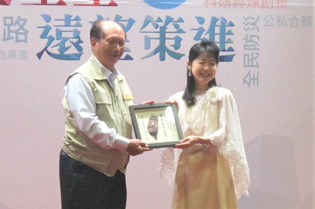 吳澤成委員代表國人致贈「愛是不止息」感謝獎牌給森祐理