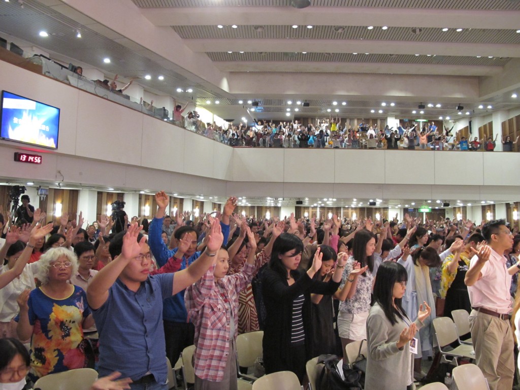 全場舉手禱告