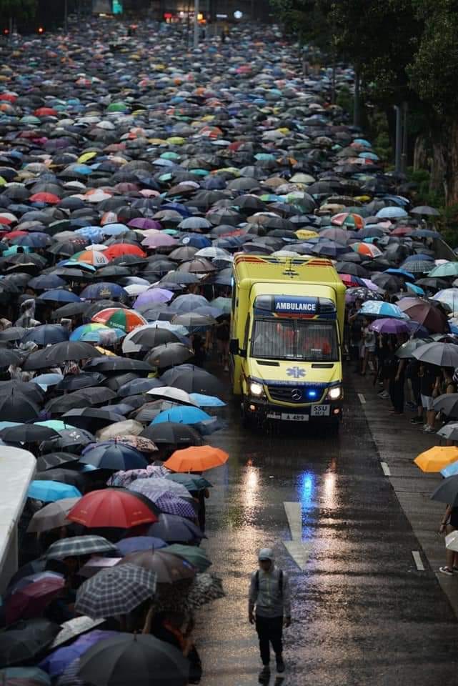 香港市民在集會中，雖然下大雨啊，但仍然撐起傘，遵守「和理非」，體現香港文明（翻自香港民主宣傳小組臉書）