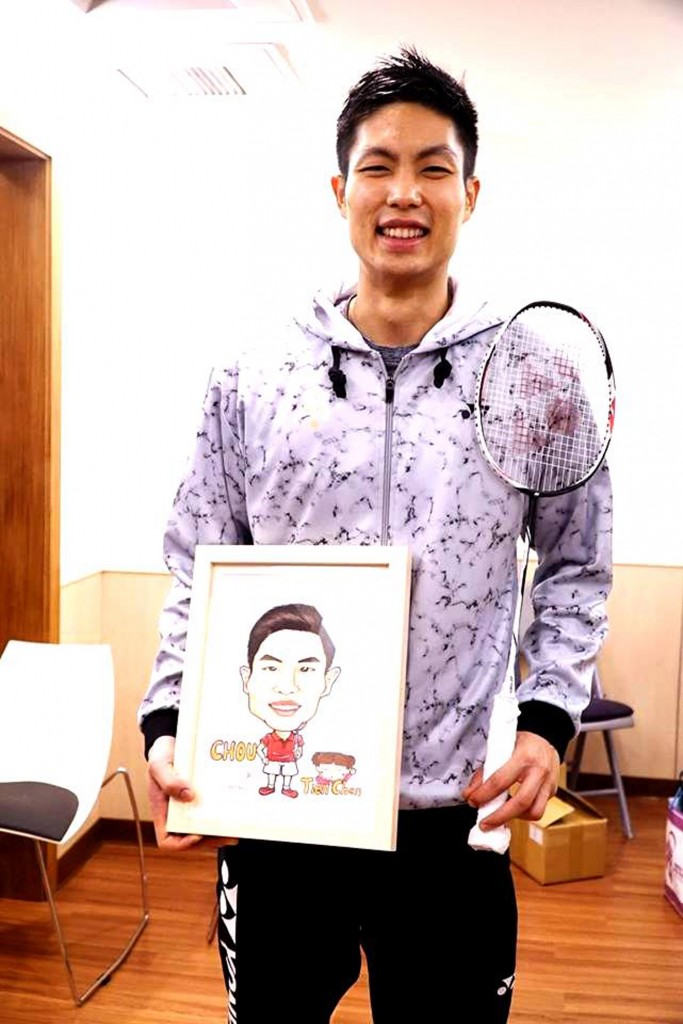 周天成和中華羽協為每位中華隊選手特別繪製的Q版貼圖合影（圖/中華羽協FB）