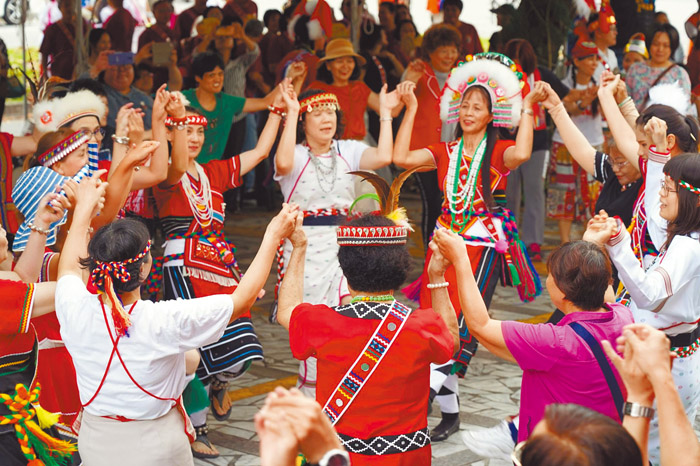 原住民姊妹們一起跳舞歡慶豐年節