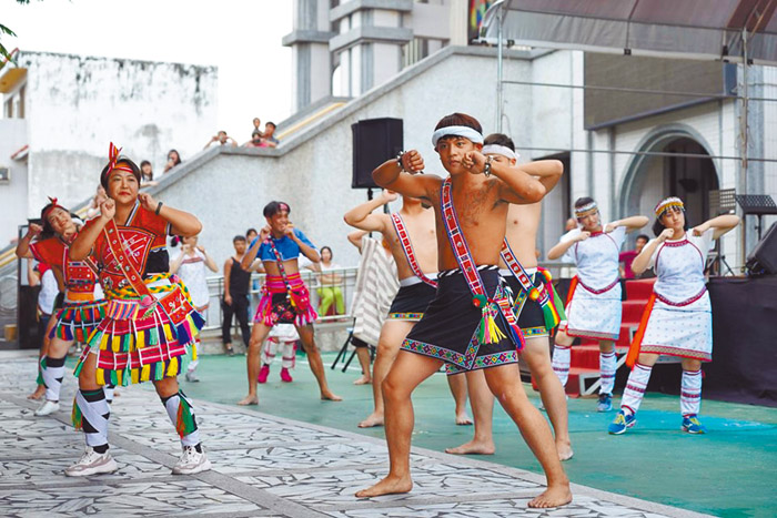 原住民青年舞蹈表演