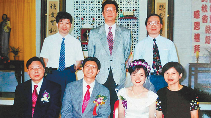 劉牧師於921後兩個月結婚，由沈正牧師（前排左一）與同工特地前來證婚祝福。