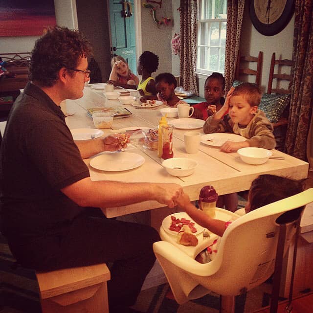 丁格爾所拍的丈夫生前與六個孩子吃早餐的和樂照片。（圖片來源：shannon hope dingle Facebook）