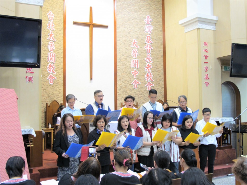 台北太魯閣教會的弟兄姊妹們獻詩