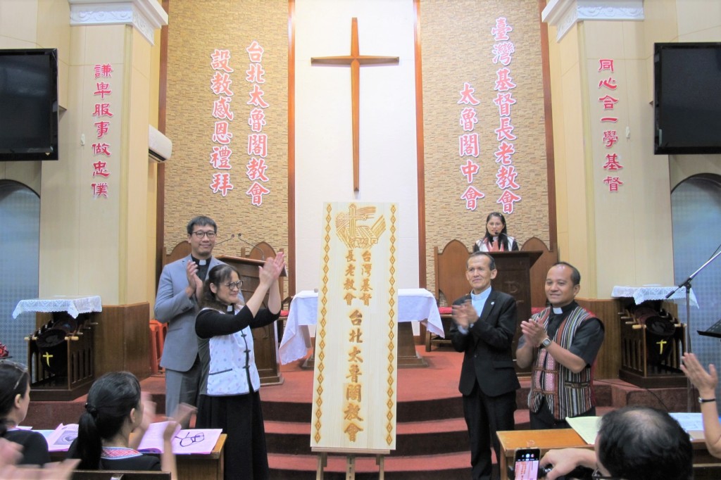達邦‧基路牧師（左二）與小會議長周錦榮牧師（右二）、新莊教會胡育銘牧師（左一）、總會原宣常委Lian Tanapima牧師（右一）一同揭牌