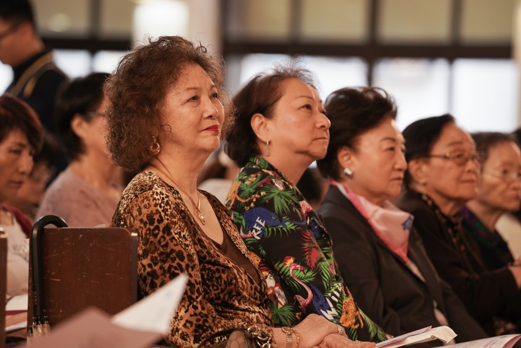 約八百人出席參與台北女青年會70週年感恩禮拜。現場民眾專心聆聽