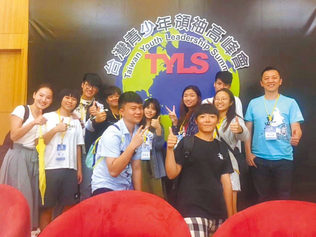 張豐驛老師（左一）帶領九位豐濱國中學生參加台灣青少年領袖高峰會，與蔡志堅牧師合影。