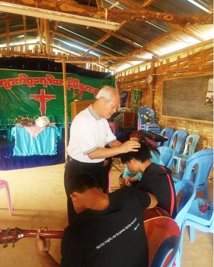 莊澤豐牧師在緬甸臘戌為人禱告（圖／莊澤豐提供）