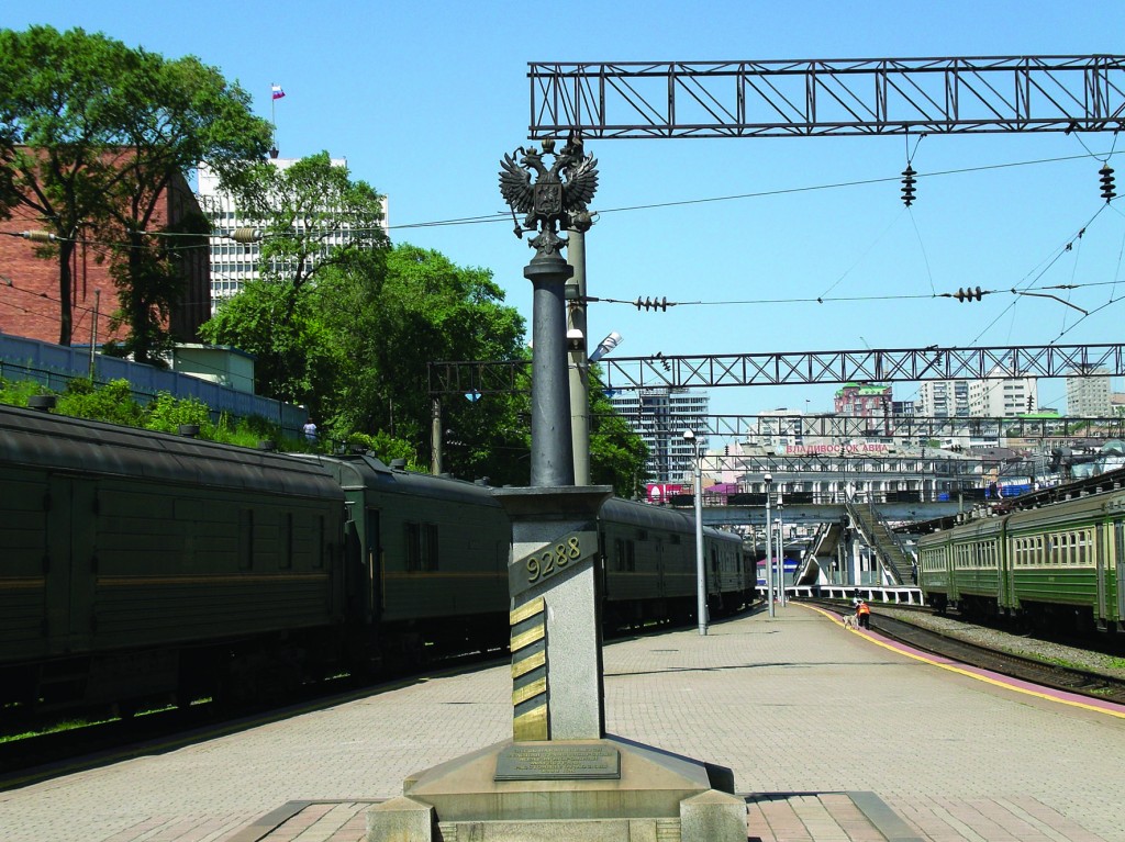 ↑海參崴火車站內9288立碑鐵路紀念碑（來源：維基）