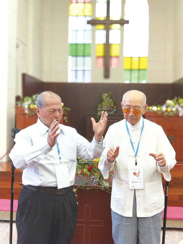 吳恩光牧師（左）參訪中國教會時帶領禱告（洪秀玲／攝影）