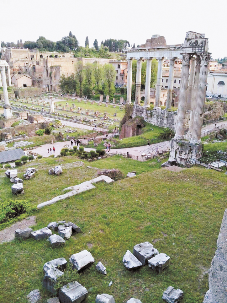 古羅馬廣場廢墟，前方有許多柱墩處，是朱利亞大會 堂原址（Basilica  Giulia），傳說中保羅在此受審。