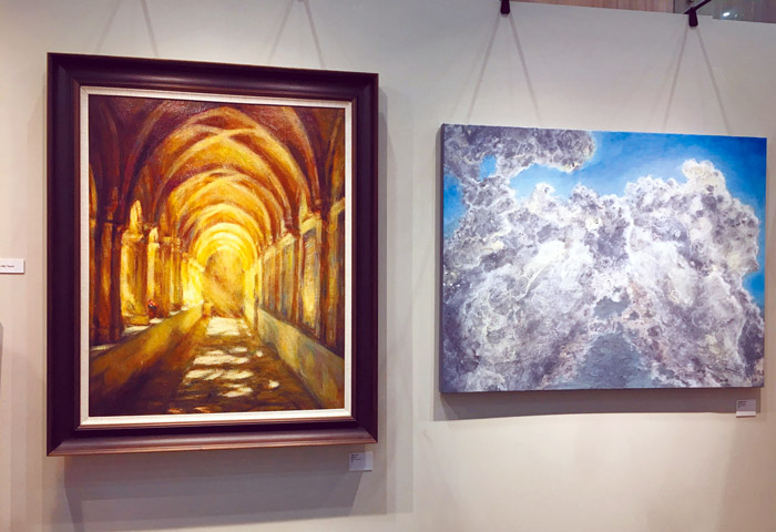 展出作品左為《主禱文迴廊之光》