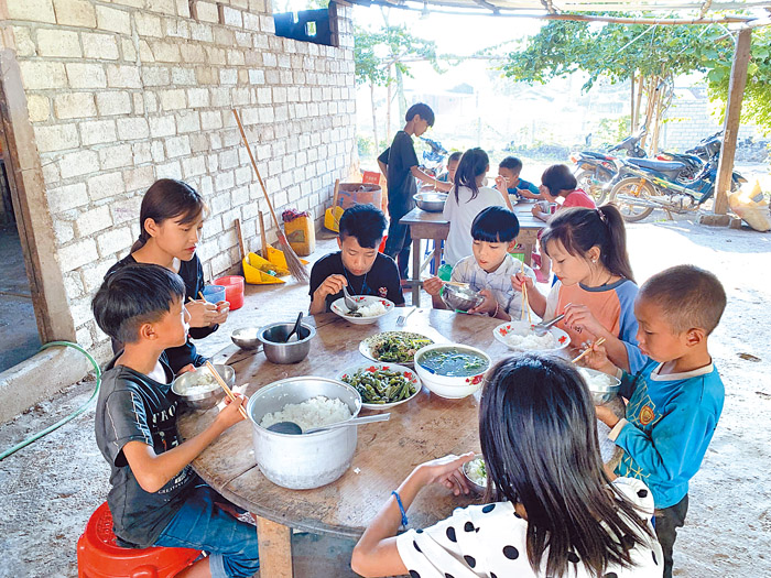 學生中心孩子一起用餐。