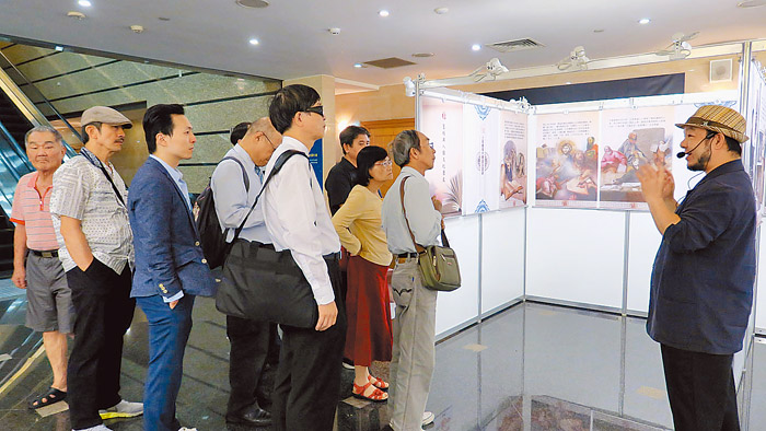 「上帝說華語──聖經中譯與華人文化歷史圖片展」， 李棟樑牧師在現場導覽。