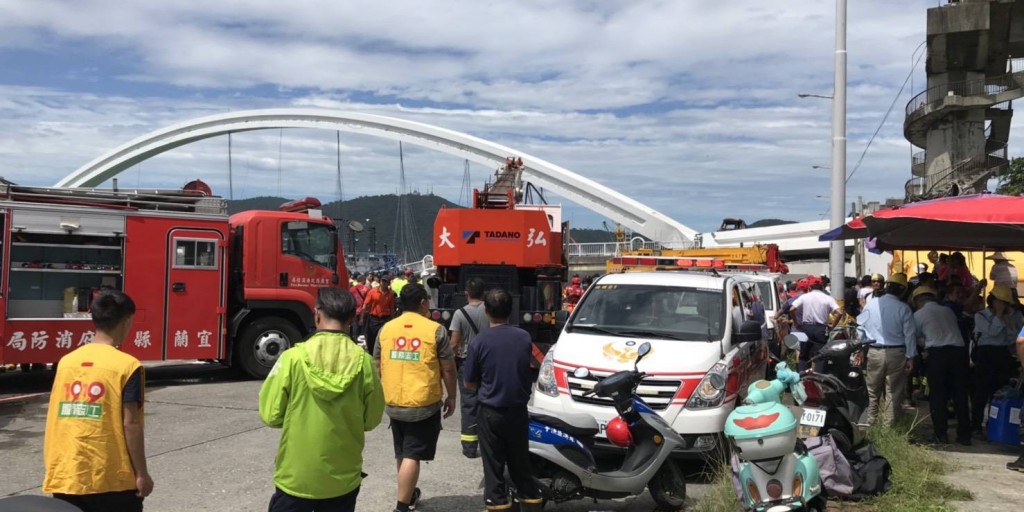 南方澳跨港大橋斷裂崩塌，救助協會投入救援