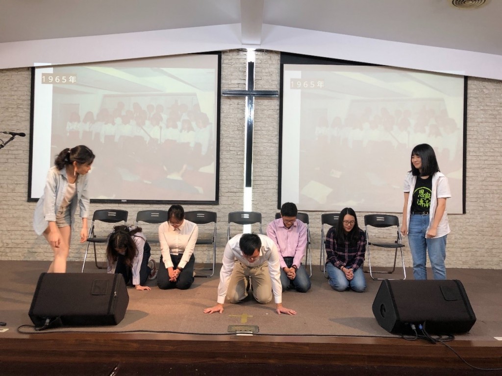 「屬算恩典、展望未來」舞台劇，此幕為學生藉由禱告尋求神，但仍有人在旁冷言冷語。