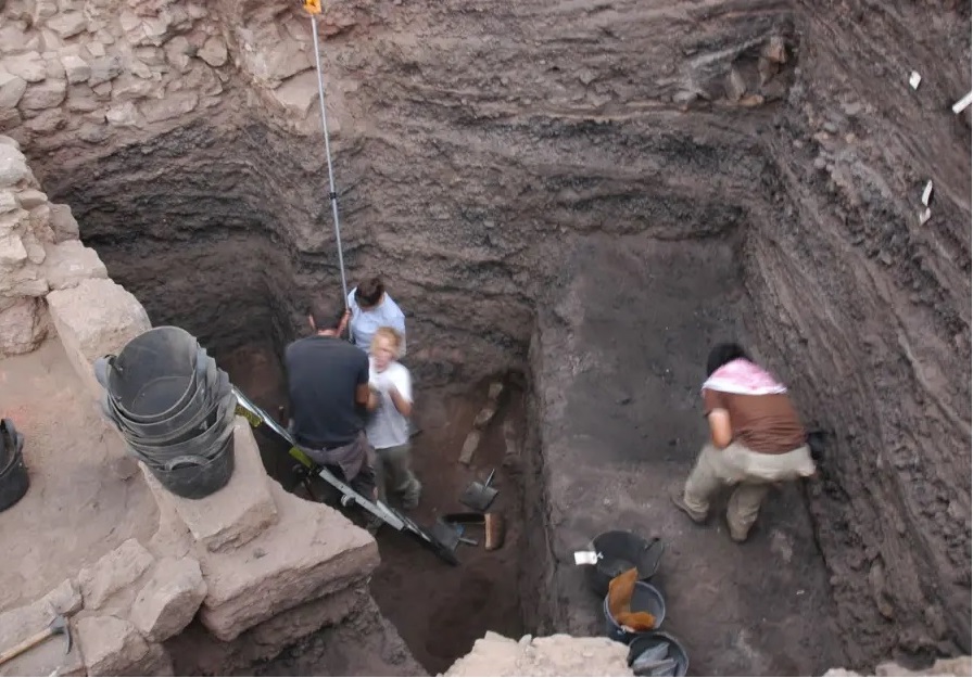 在約旦挖掘出超過6 公尺的銅生產廢料。（credit：T.Levy）